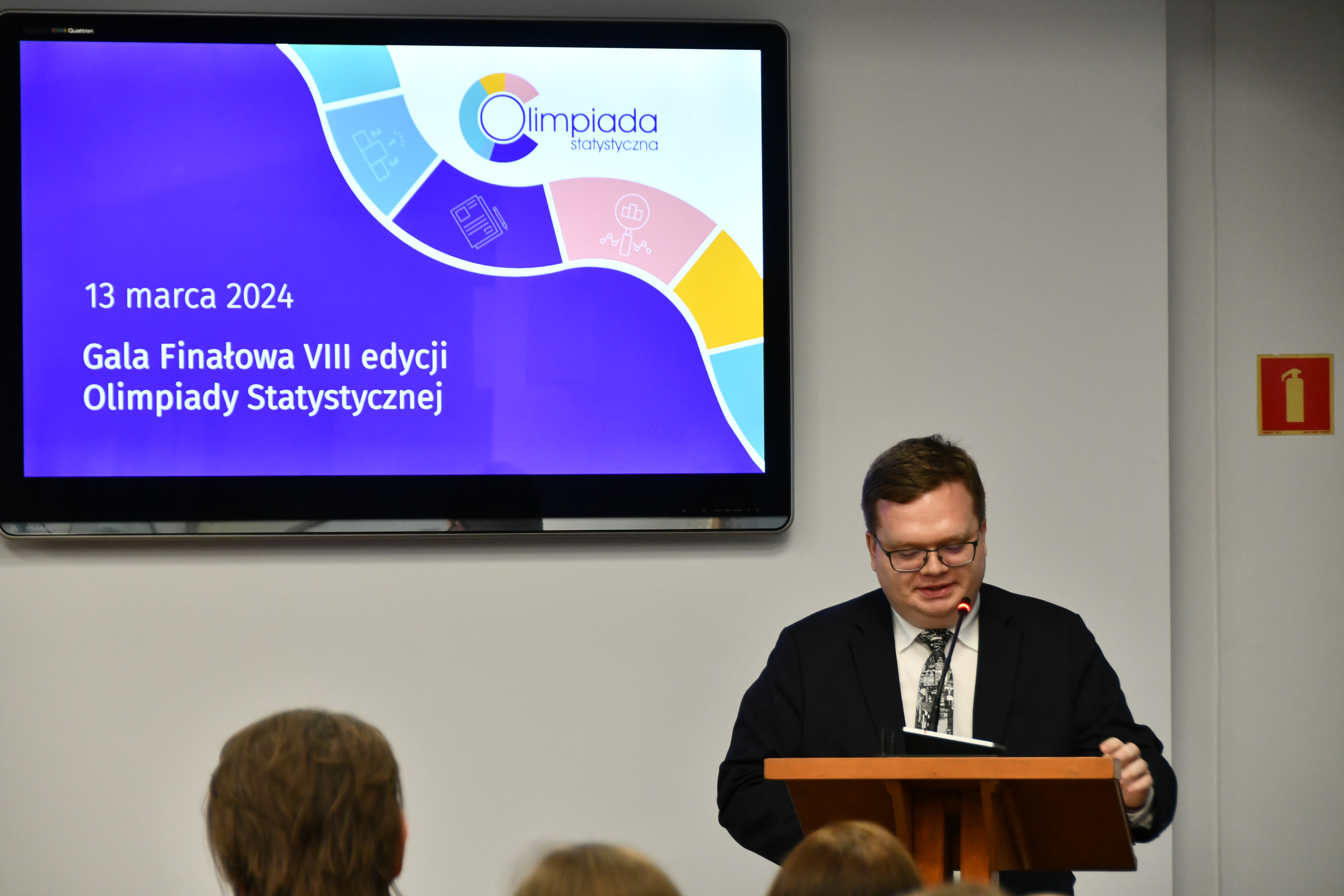 Michał Godzczyński, przedstawiciel Ministra Nauki, przemawia podczas gali finałowej VIII edycji Olimpiady Statystycznej